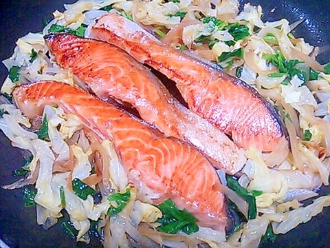 たっぷり野菜と☆鮭のしょうゆバター蒸し焼き☆